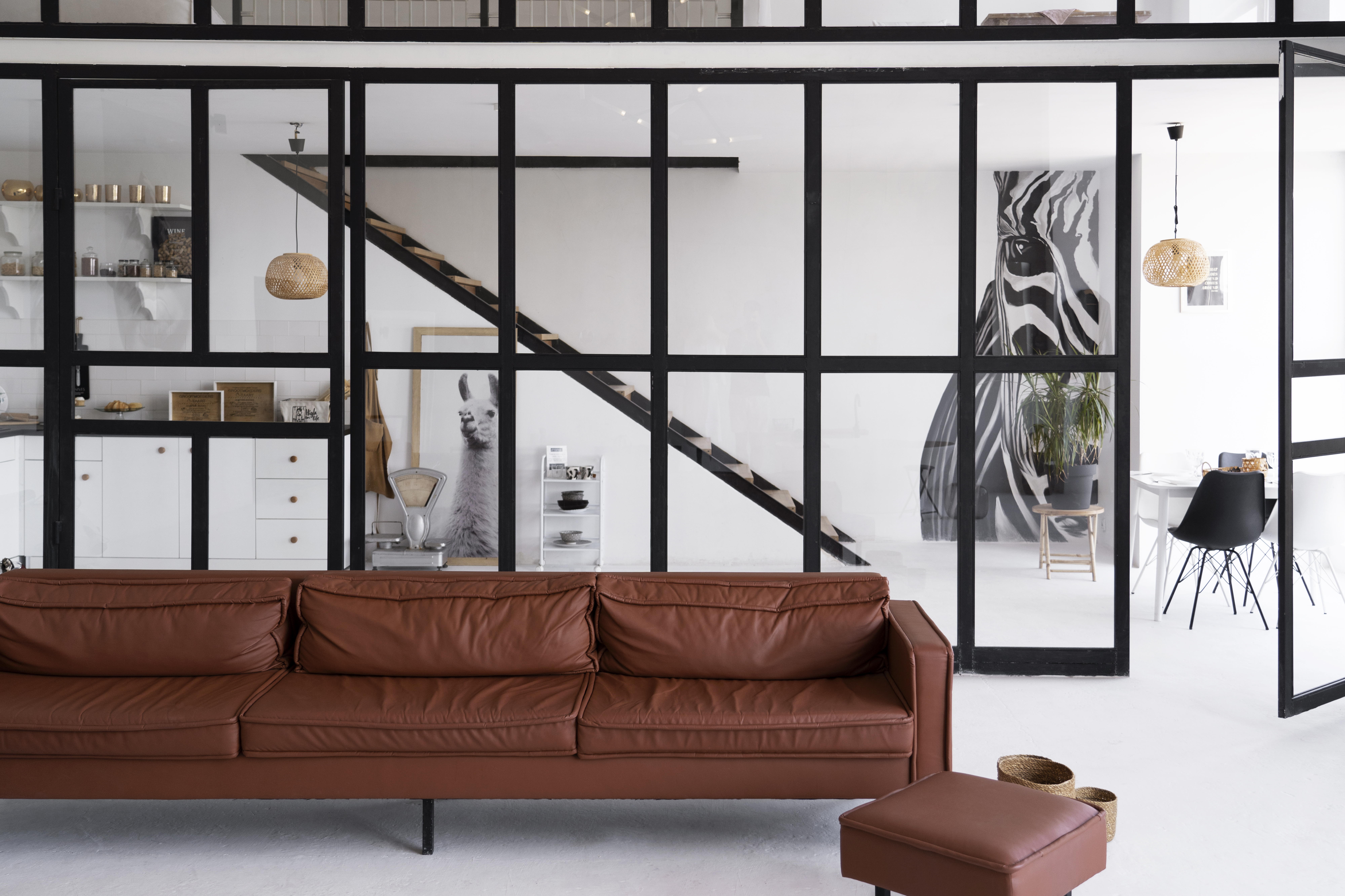 Loft industrial con estructuras expuestas y muebles de metal