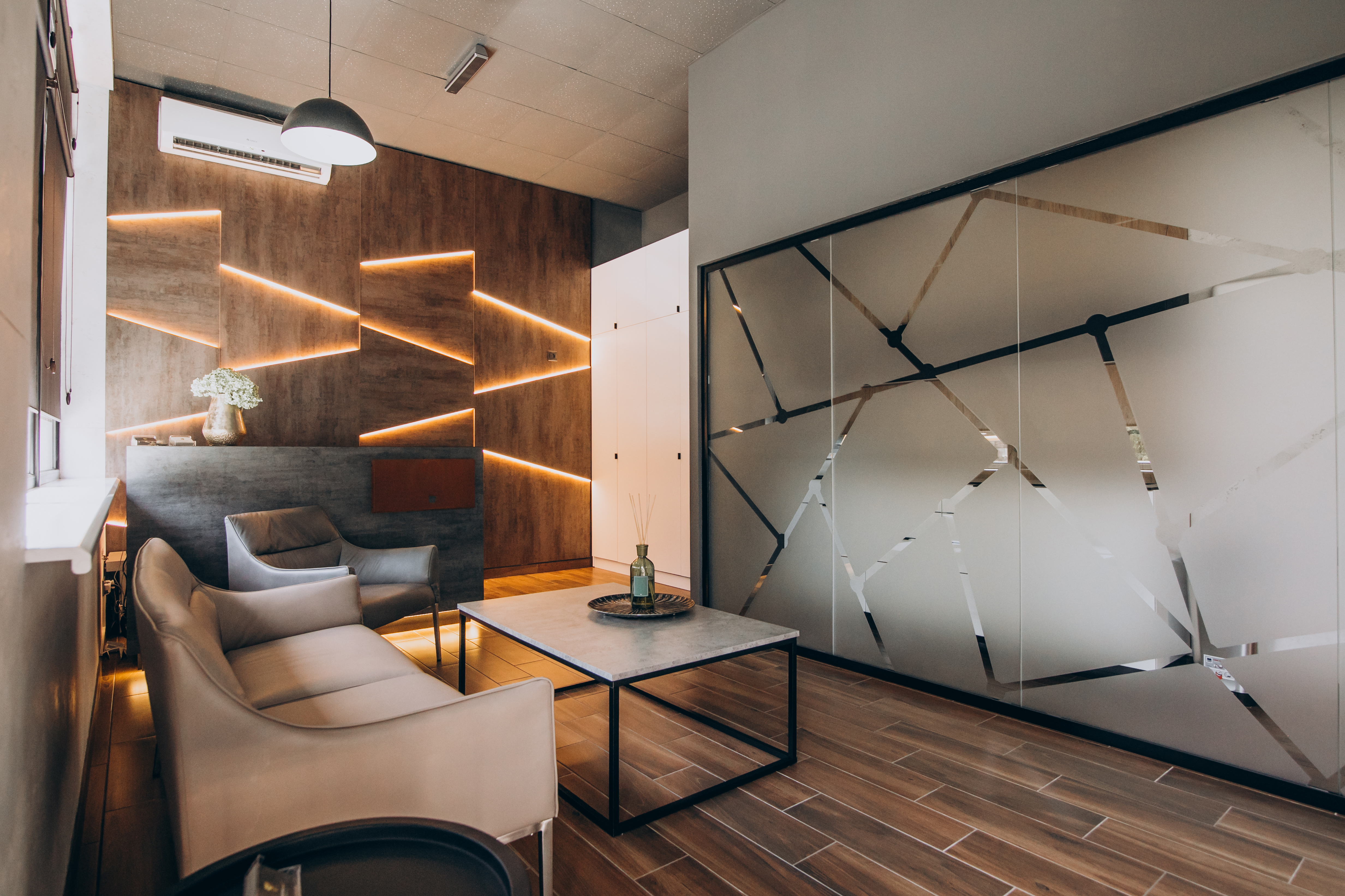 Sala de estar estilo moderno con líneas limpias y muebles minimalistas